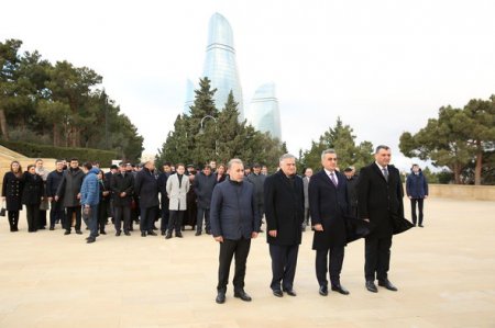 Peşə bayramı münasibətilə Azərbaycan vəkil korpusu Fəxri xiyabanı və Şəhidlər xiyabanını ziyarət edib - FOTO