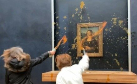 Fransada “Mona Liza” tablosuna şorba töküblər