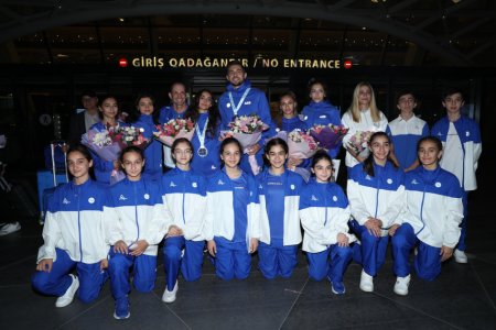 Dünya çempionatında gümüş medal qazanan Azərbaycan gimnastları Vətənə dönüblər