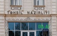 UNEC məzunları diplomlarını ala bilmədiklərini deyirlər - Rəsmilərsə deyir ki...