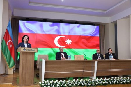 AzMİU-nun rektoru yüksək nəticə göstərən tələbələrlə görüşüb