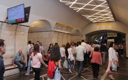 Metroda azyaşlıya qeyri-etik hərəkətlər etdi - Həbs olundu